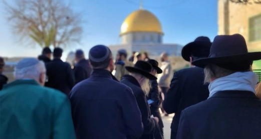 العدو الصهيوني يسلم ل 60 فلسطينيا قرار استدعاء وإبعاد عن الأقصى خلال يومين