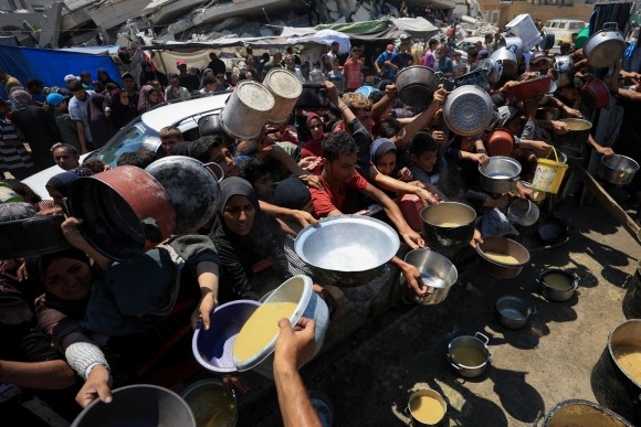 "الإعلامي الحكومي” بغزة: 250 شاحنة مساعدات دخلت القطاع خلال ثلاثة أيام تعرضت للنهب