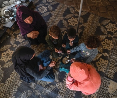 نازحو غزة.. معاناة يومية لتوفير الوجبات الأساسية