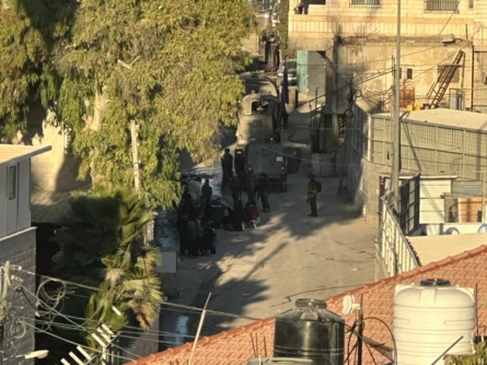 العدو الإسرائيلي يحتجز عشرات الفلسطينيين ويعتدي عليهم بالضرب في مخيم العروب شمال الخليل