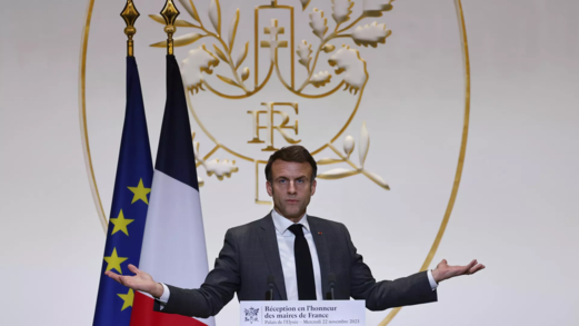 عاصفة سياسية في باريس.. البرلمان الفرنسي يدرس عزل ماكرون