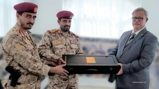 الشَّهِيدُ الفَرِيقُ الحَبِيبُ / هَاشِم الغُمَارِي سَيَظَلُّ قِنْدِيلاً مُتَوَهِّجاً فِي مَسِيرَتِنَا الجِهَادِيَّةِ الكِفَاحِيَّةِ اليَمَنِيَّة