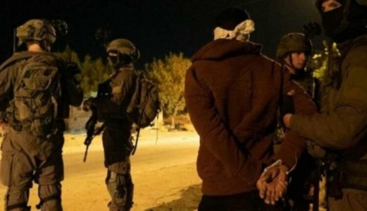 قوات العدو الصهيوني تعتقل 43 فلسطينيا من عدة مناطق في الضفة الغربية