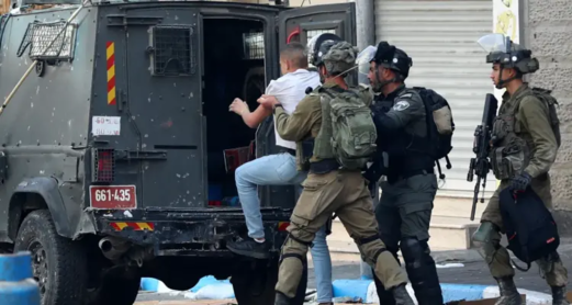 العدو الإسرائيلي يعتقل 12 فلسطينيا بينهم طفل في الضفة
