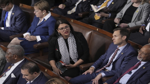 النائبة رشيدة طليب ترفع لافتة مكتوب عليها "مجرم حرب" بوجه نتنياهو أثناء كلمته أمام الكونغرس