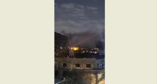قوة للعدو الصهيوني تفجر منازل في بلدة عيترون جنوب لبنان