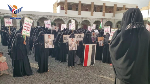 المحويت .. وقفة للهيئة النسائية بمديرية شبام كوكبان تنديدًا باستمرار الحصار