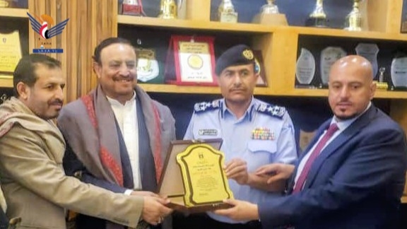 أمين العاصمة يُكرّم مدير مرور الأمانة بدرع التميز لجهوده في تنظيم الحركة المرورية