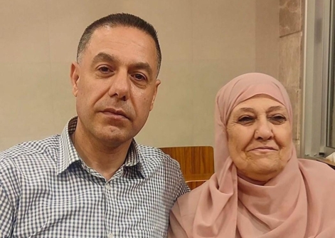 وفاة والدة الطبيب الأسير الفلسطيني حسام أبو صفية بسكته قلبية