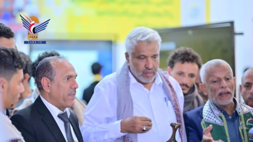 وزير النقل يطلع على معرض مشاريع التخرج بجامعة صنعاء