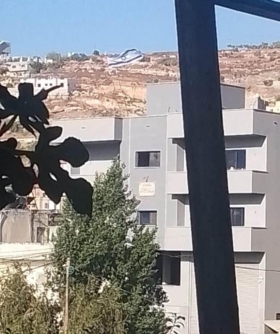 العدو الصهيوني يقتحم قرية اللبن الشرقية ويحول بناية سكنية إلى ثكنة عسكرية 