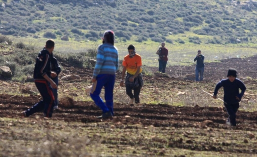 مزارعون فلسطينيون يتصدون لمستوطنين صهاينة وسط الضفة الغربية