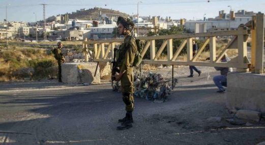 العدو الإسرائيلي ينصب حاجزاً عسكرياً عند مدخل نحالين غرب بيت لحم
