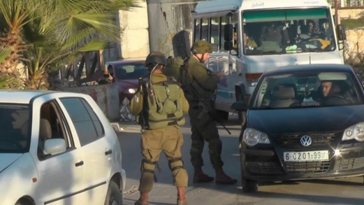 العدو الإسرائيلي يحاصر منزلًا ويعتقل 3 شبان فلسطينيين في وادي برقين غرب جنين