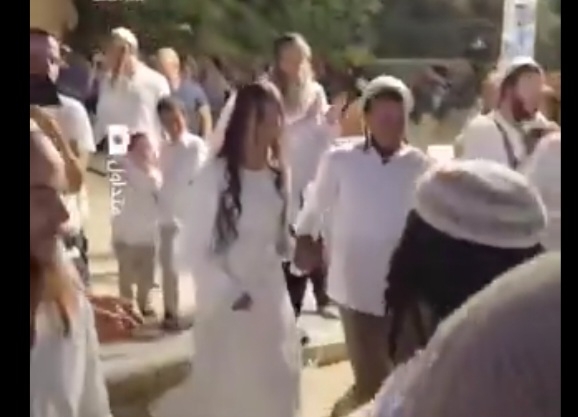     زفاف مستوطنين في باحات الأقصى تحت حراسة قوات العدو الصهيوني