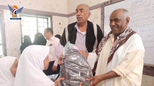 مؤسسة الاتصالات تدشّن توزيع ألف و800 حقيبة مدرسية بالحديدة