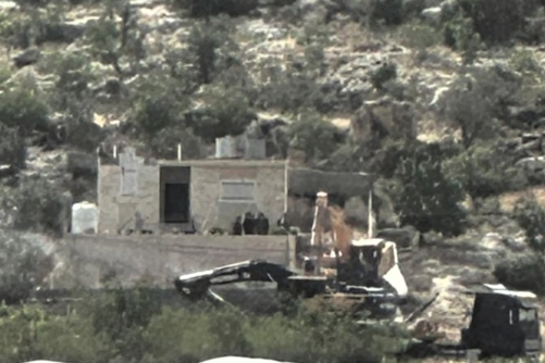 قوات العدو الإسرائيلي تشرع بهدم منزل شرق بلدة إذنا غرب الخليل
