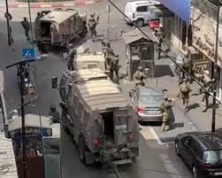 قوات العدو الإسرائيلي تعتقل 5 فلسطينيين في الخليل وتقتحم  مناطق في نابلس وبيت لحم والقدس