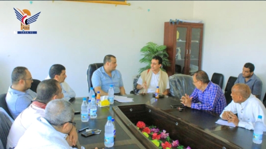 القائم بأعمال وزير الاقتصاد يتفقد سير العمل في مكتب الوزارة بالحديدة القائم بأعمال وزير الاقتصاد يتفقد سير العمل في مكتب الوزارة بالحديدة