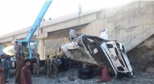 مقتل 27 شخصا إثر سقوط حافلة ركاب في واد جنوب غربي باكستان