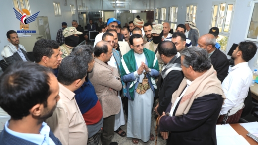 وزير المالية يطلع على سير العمل بمصلحة الضرائب والجمارك ومكتب جمرك صنعاء