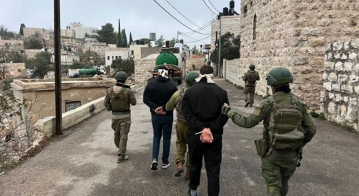 العدو الإسرائيلي يشن حملة مداهمة واعتقالات في الضفة والقدس