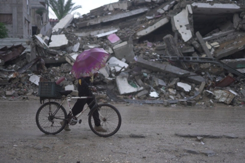 الأمم المتحدة تحذّر من انخفاض درجات الحرارة والأمطار الغزيرة التي تواجهها العائلات في غزة