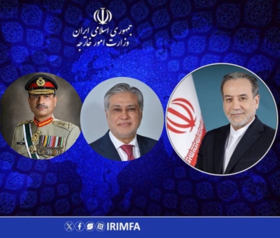 عراقجي يناقش مع وزير الخارجية وقائد الجيش في باكستان التطورات الإقليمية