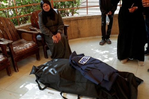 أوبزيرفر": استهداف "إسرائيل" لصحفيي غزة يهدف لنشر الرواية "الإسرائيلية" المزيفة