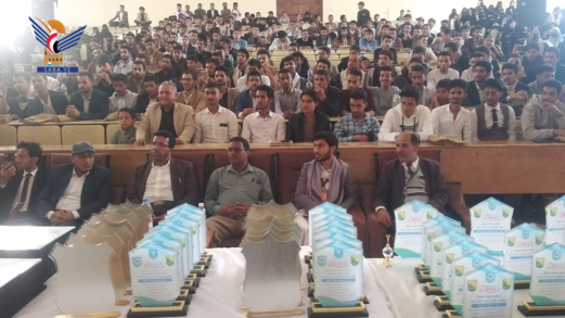 تكريم الفائزين بمسابقة "طوفان الأقصى" العلمية بكلية التجارة بجامعة صنعاء