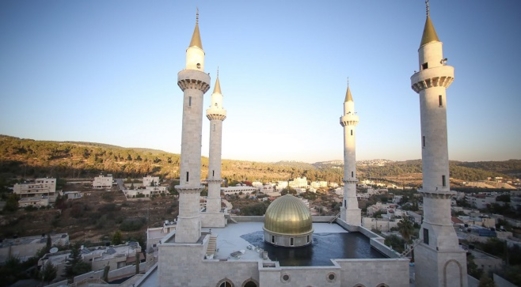 محافظة القدس: اعتداء مستوطن على مسجد أبو غوش يُجسد عقلية الكراهية والعنصرية