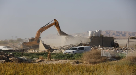 بذريعة عدم الترخيص ..العدو الصهيوني يهدم منزلًا في قرية الديوك بأريحا​