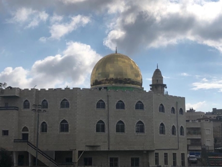 شرطة العدو الصهيوني تقتحم مسجدا بالقدس وتصدر مخالفة بحجة ارتفاع صوت الأذان 