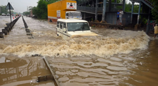 مقتل أكثر من 250 شخصًا بفيضانات وانزلاقات أرضية في باكستان والهند