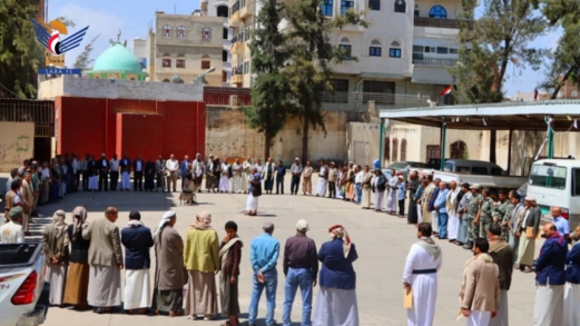 وقفة بوزارة الإدارة والتنمية المحلية تنديدا بالعدوان السعودي على مطار صنعاء