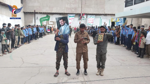 وقفة لطلاب مدرسة الشعب بمديرية الصافية تنديداً بالإساءة الأمريكية للقرآن الكريم 