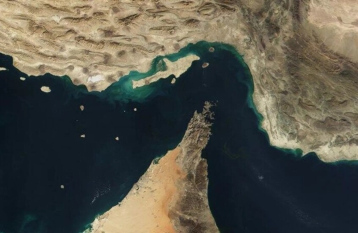 الحرس الثوري الإيراني: سنُحرق أي سفينة تحاول عبور مضيق هرمز ولن نسمح بخروج قطرة نفط