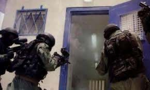 قوات القمع الصهيونية تقتحم سجن “عسقلان” وتجري عمليات تفتيش وتخريب واسعة