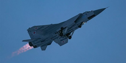 مقاتلة روسية تعترض طائرة استطلاع إستراتيجية أمريكية فوق بحر بيرينغ