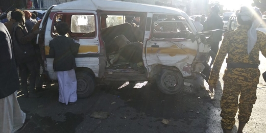 حادث مروري يسفر عن إصابات خطيرة للمواطنين أمام وزارة الصناعة (صور)