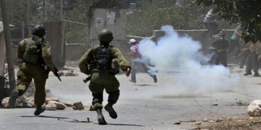 قوات الاحتلال تعتدي على الفلسطينيين وسط الخليل