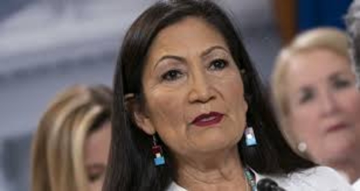 سابقة تاريخية… بايدن يرشح أول أمريكية أصلية لمنصب وزيرة الداخلية