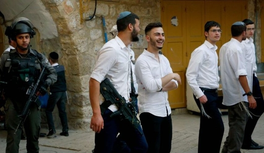 مستوطنون يشنون هجوما على مركبات المواطنين جنوب نابلس