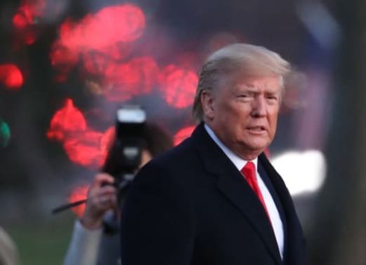 ترامب يسأل عن إمكانية منح نفسه عفوا رئاسيا