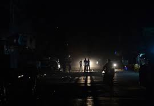 باكستان تغرق في الظلام إثر انقطاع التيار الكهربائي