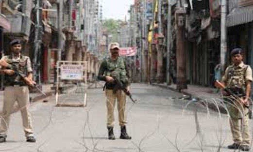 الشرطة الهندية تحفر الخنادق وتنشر الأسلاك الشائكة حول العاصمة