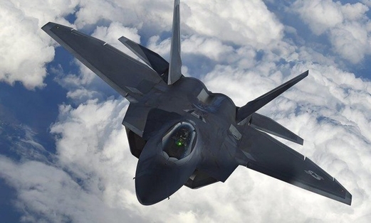 متسلِّل يخترق قاعدة جوية أمريكية ويصعد على متن طائرة عسكرية! السلطات تحقق بالحادثة