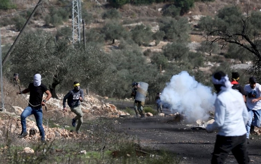 إصابة مواطنين فلسطينيين بالاختناق في إعتداءات جديدة للاحتلال شرق رام الله