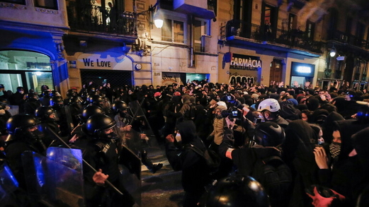 تجدد المواجهات بين متظاهرين والشرطة في إسبانيا لليلة الخامسة