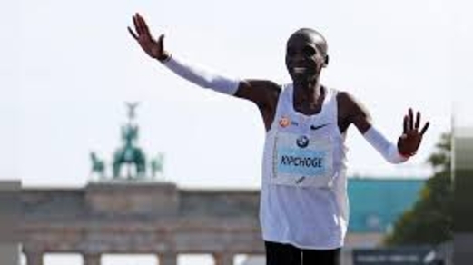 الكيني كيبتشوجي يحطم الرقم العالمي للماراثون في برلين